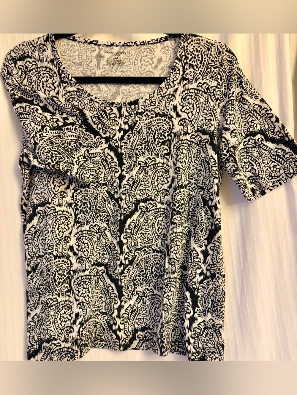 Jones New York black and cream medium sleeve top shirt. Size M